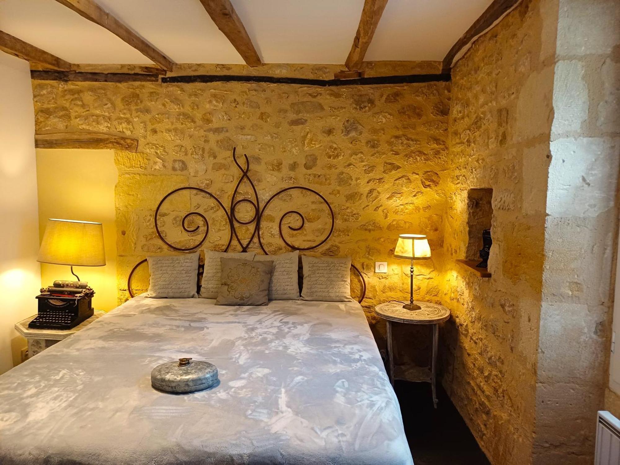 Au Pied Du Chateau - 5 A 11 Personnes - Baignade-Canoe-Piste Cyclable A 100 M Castelnaud La Chapelle Exterior photo
