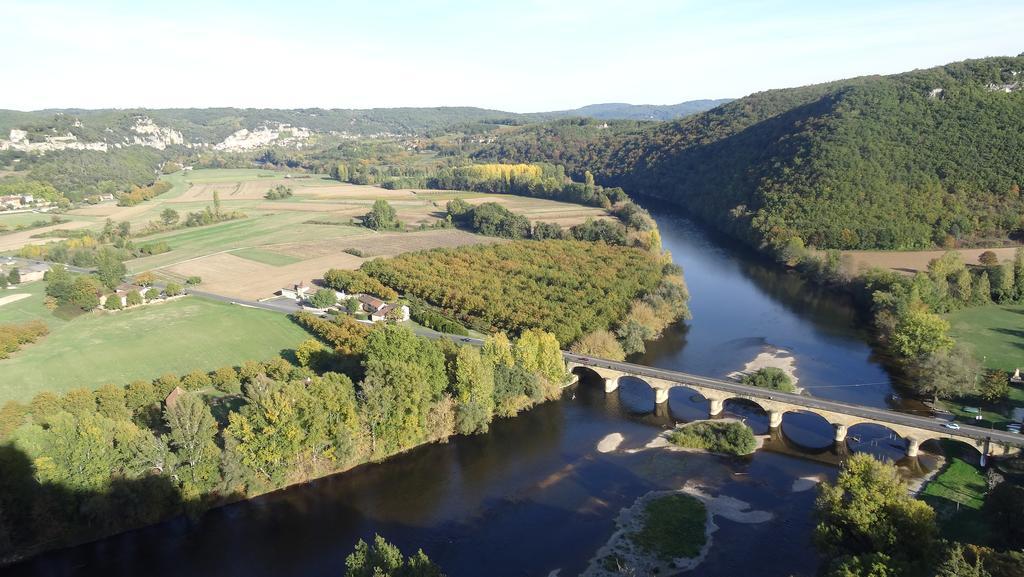 Au Pied Du Chateau - 5 A 11 Personnes - Baignade-Canoe-Piste Cyclable A 100 M Castelnaud La Chapelle Exterior photo