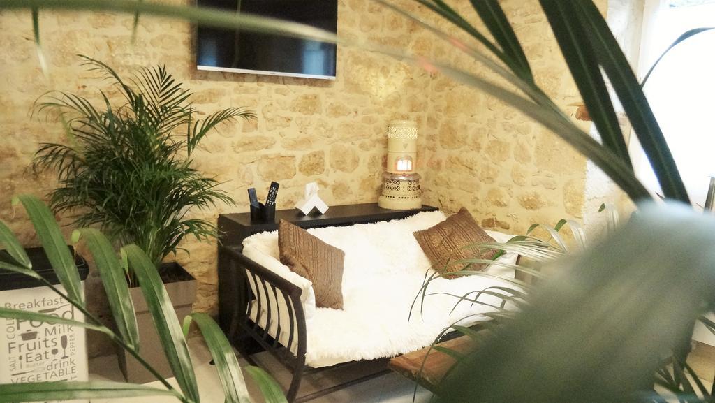 Au Pied Du Chateau - 5 A 11 Personnes - Baignade-Canoe-Piste Cyclable A 100 M Castelnaud La Chapelle Exterior photo