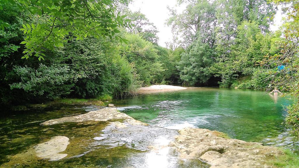 Au Pied Du Chateau - 5 A 11 Personnes - Baignade-Canoe-Piste Cyclable A 100 M Castelnaud La Chapelle Exterior photo