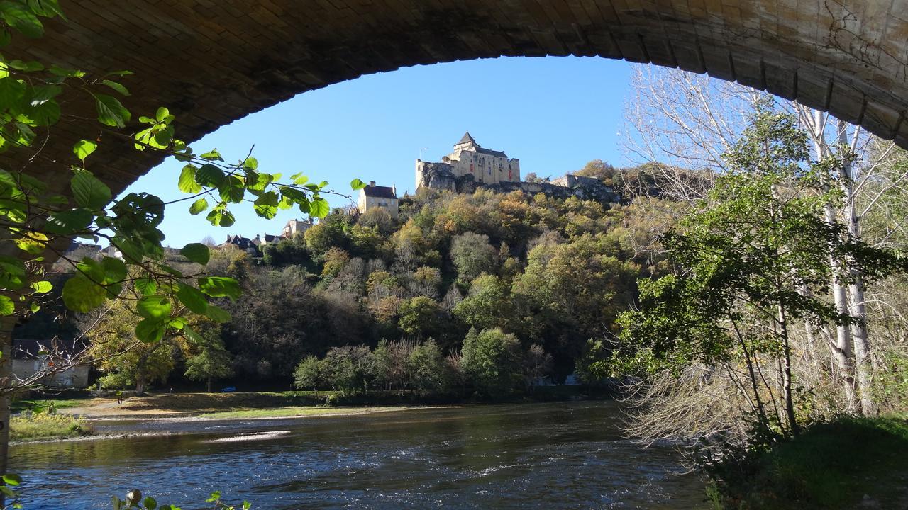 Au Pied Du Chateau - 5 A 11 Personnes - Baignade-Canoe-Piste Cyclable A 100 M Castelnaud La Chapelle Exterior photo